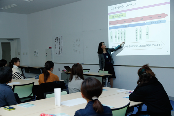 「お金の面から言うと、なるべく長く正社員として働くことをおすすめします」と高橋先生。