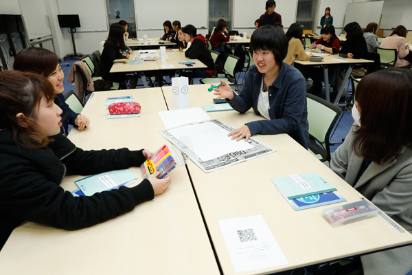 グループで協力して、高橋先生の出題する問題に答えていきます。「2016年度の調査で貯蓄の全くない世帯は全体の何割？」（答えは約3割）