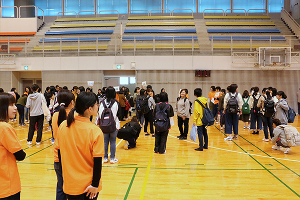 開会時間になり来場する新入生たち。入学して5日目、まだ少し緊張気味な様子。