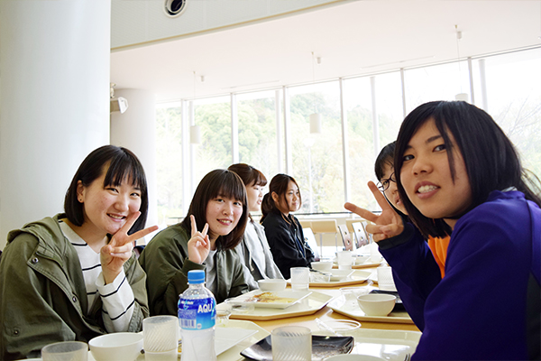 「先輩たちが話しやすい雰囲気をつくってくれたので、すぐに打ち解けることができました」と斉藤優香さん（右：建築デザイン学科1年）