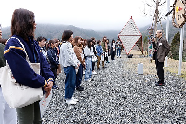 「今日のウェルカムセミナーで同級生や先輩と仲を深め、有意義な４年間を過ごしましょう」と副学長の岩井先生。