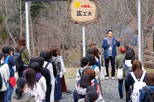 「大学生活の疑問点や、授業のことなど何でもいいので、この機会に先輩や教職員に聞いてみてください」とJCDセンター長の角川先生。