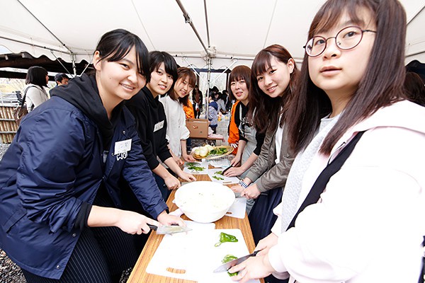 まずは昼食（ビーフシチュー、ピザ）作りです。班のみんなで協力して野菜の準備から始めます。初対面の学生も料理をとおして自然と会話が弾みます。