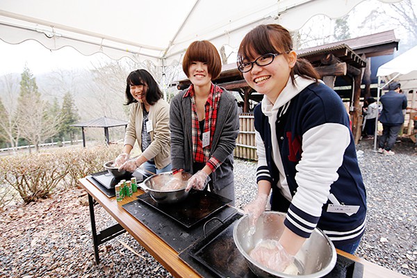 ピザ生地に牛乳を足して、柔らかい生地に仕上げます。「絶対、おいしいピザをつくります！」