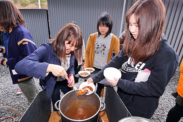 煮込み終えたビーフシチューは先輩がお皿に盛り、1年生が運びます。