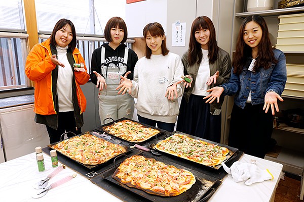 焼き立てのピザを囲んで。