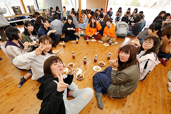 班にわかれて食事の時間。「通学はどうしているの？」「学校には慣れた？」など、先輩が後輩をやさしく気遣っていました。