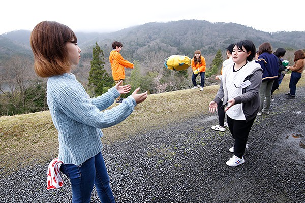 オレンジジュース、砂糖、ゼラチンを、ペットボトルに入れ、塩と氷で冷やしながらキャッチボール。すると、オレンジシャーベットができます。