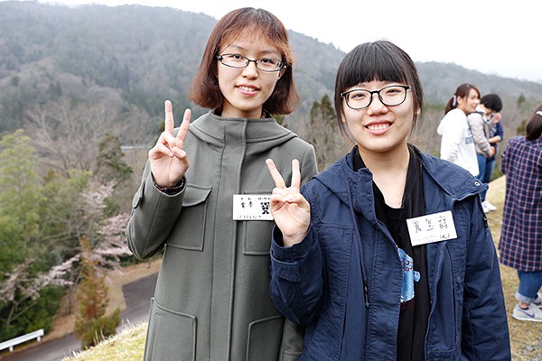 中国からの留学生の賈夢さん（左）と房玉喆さん（右）。「みんなで協力して料理をつくれたので、楽しかったです。広工大は学べる環境が整っていますね」（賈夢さん）。「将来、日本語を身につけて、日中友好のために役立ちたいです」（房玉喆さん）