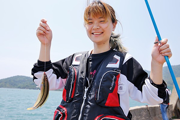 最初にギザミを釣り上げた淺野さん。「うれしいです！」