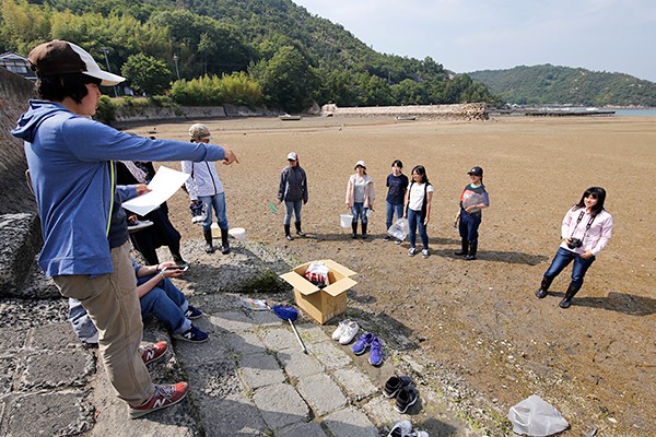 「小さな生き物がいた場合、写真に撮っておいてください。また、一人で行動しないように」などの諸注意の後、調査開始。
