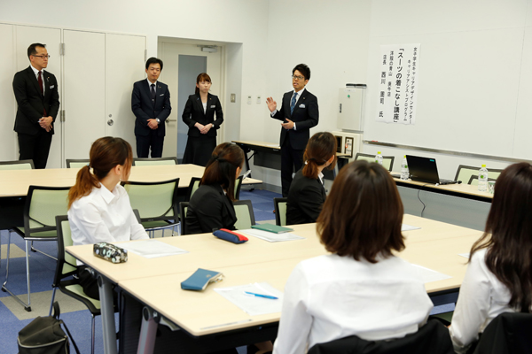 講師の西川さん（中央）。昨年度に引き続き、スーツの着こなしや社会人のマナーについて解説していただきました。