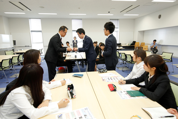 名刺交換も社会人のマナーとして、実演していただきました。「就職活動中に名刺いただくことがあります。名刺を受け取る際には、名刺だけではなく相手の顔もきちんと見てください」