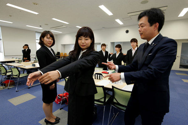 手を曲げたり伸ばしたりしながら袖の長さを確認。下ろした際に手の甲が半分くらい隠れるのがちょうどいい長さです。