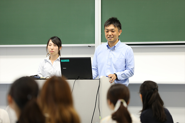 講師の谷本巡査長（左）と木村警部補（右）。実際に起こった事件を例に挙げて、わかりやすく教えていただきました。