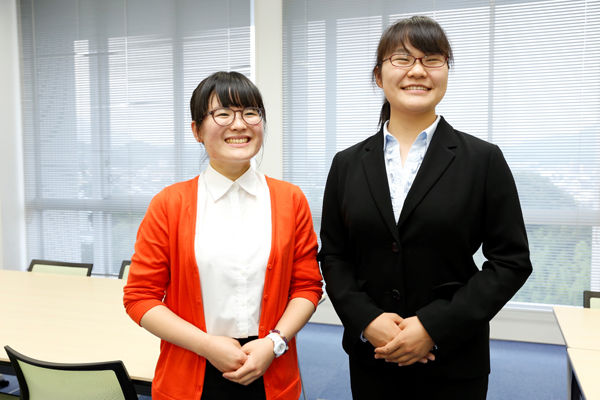 好本史記さん（知能機械工学科 3年　左）「これまで電話応対を意識したことがなかったので、いい経験になりました。これからは、明るくはっきり発音するよう意識したいと思います」中村日向子さん（地球環境学科 2年　右）「普段の姿勢が良くないことに気が付きました。毎日の生活で綺麗な姿勢を意識していきたいと思います」