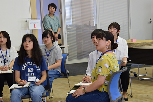 真剣に話に耳を傾ける女子学生たち。