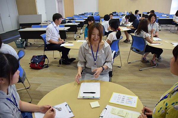 「料理をしている時がワクワクします」「私のワクワクは旅行に行く時ですね」など、みんな笑顔いっぱいで自分のことを話します。