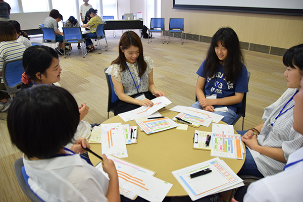 ライフデザインシートを作成する女子学生たち。具体的に考えると、意外と近い将来だったことに気づいて驚く人も。