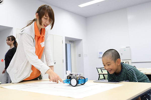 自分が積み上げたプログラミングでロボットが進み出すと「動いた！すごい！」と、子どもたちは大興奮。