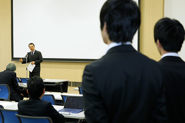 「プロジェクトを経験し、得たものがたくさんあったと思います。技術的な部分の成長はもちろん、心の成長につながる部分も後輩に引き継いでいってください。来年の報告も楽しみにしています」と鶴学長からねぎらいの言葉をいただきました。