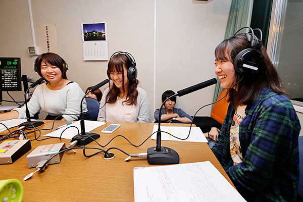 メンバーの中には、高校生のときに「キャロットラジオ」を聴いていた学生も。伝統が受け継がれています。