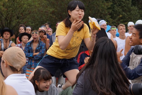 大学のアクティビティの一つ「バナナチャレンジ」という障害物レースに挑戦！一緒に留学にいった女子学生も体を張って頑張ります