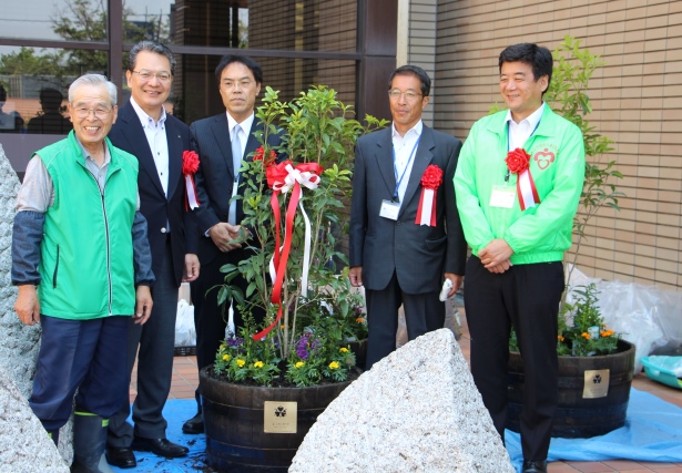 植樹樽鉢が完成し、佐伯区民文化センター正面玄関前に設置されました。