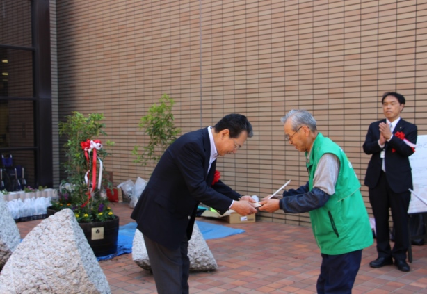 はなみどりの石田会長（右）から、広島工業大学に感謝状が贈呈されました。