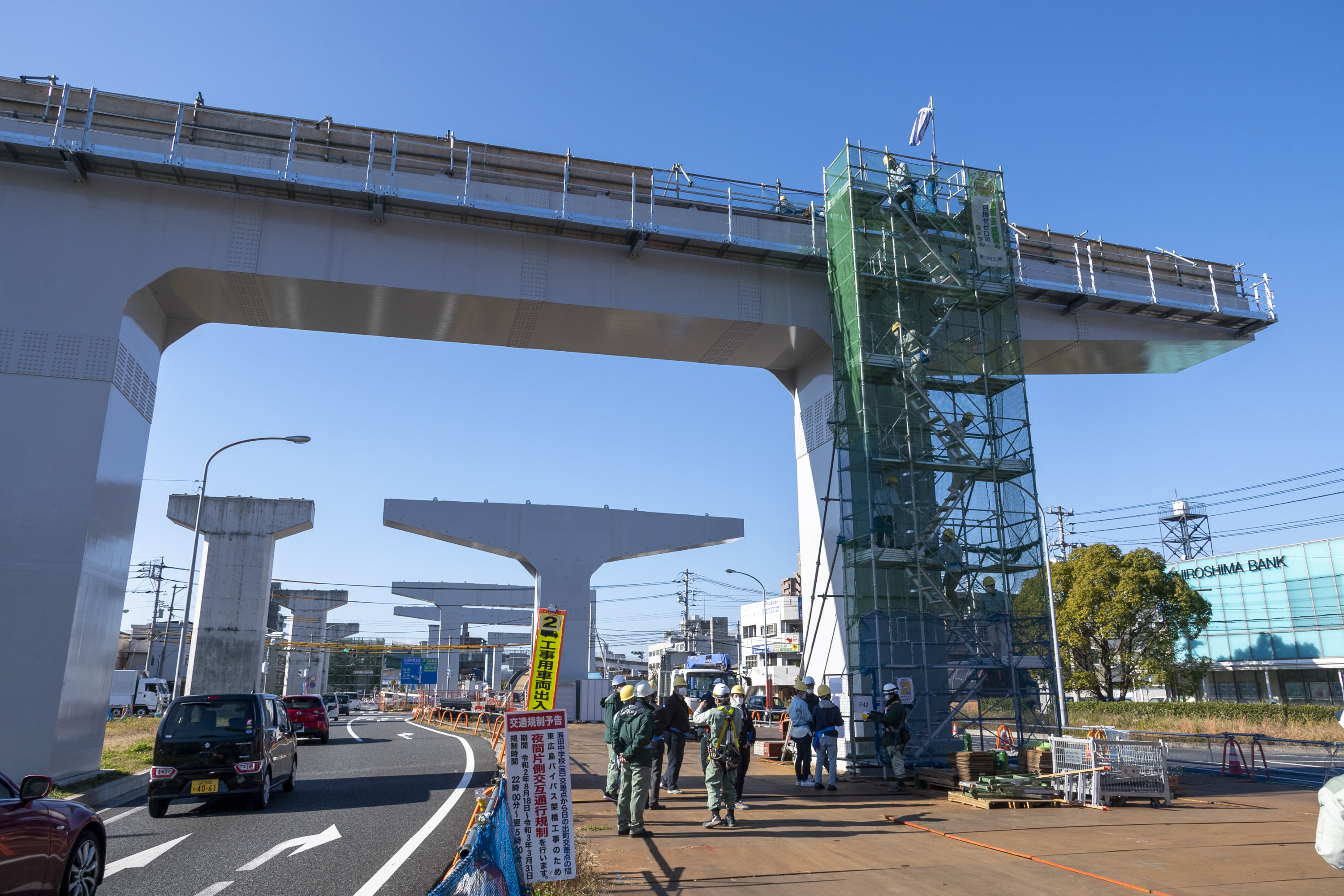 地上10ｍある橋脚の上にも登りました。