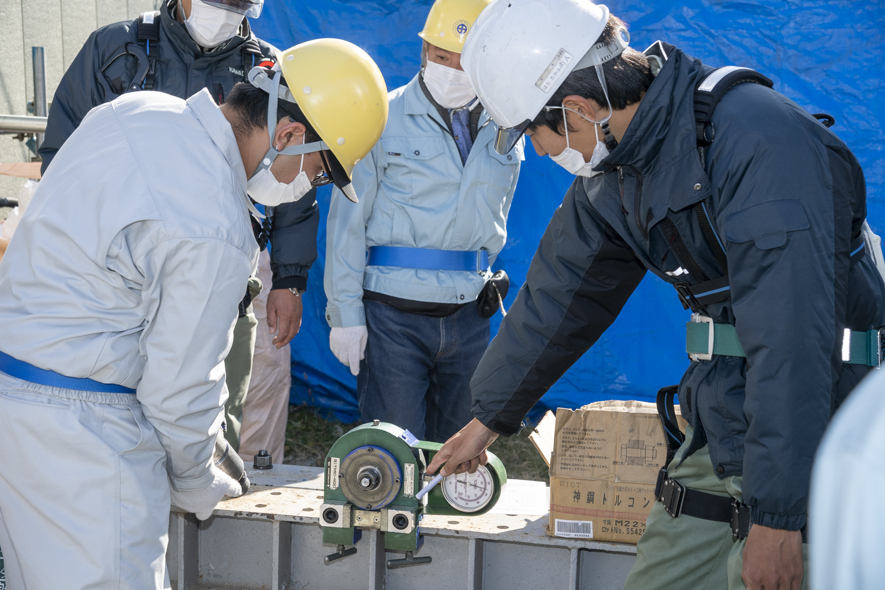 ボルト締め付けを体験。ボルト裏表の一致やワッシャーの空回りなどを細かく確認します。