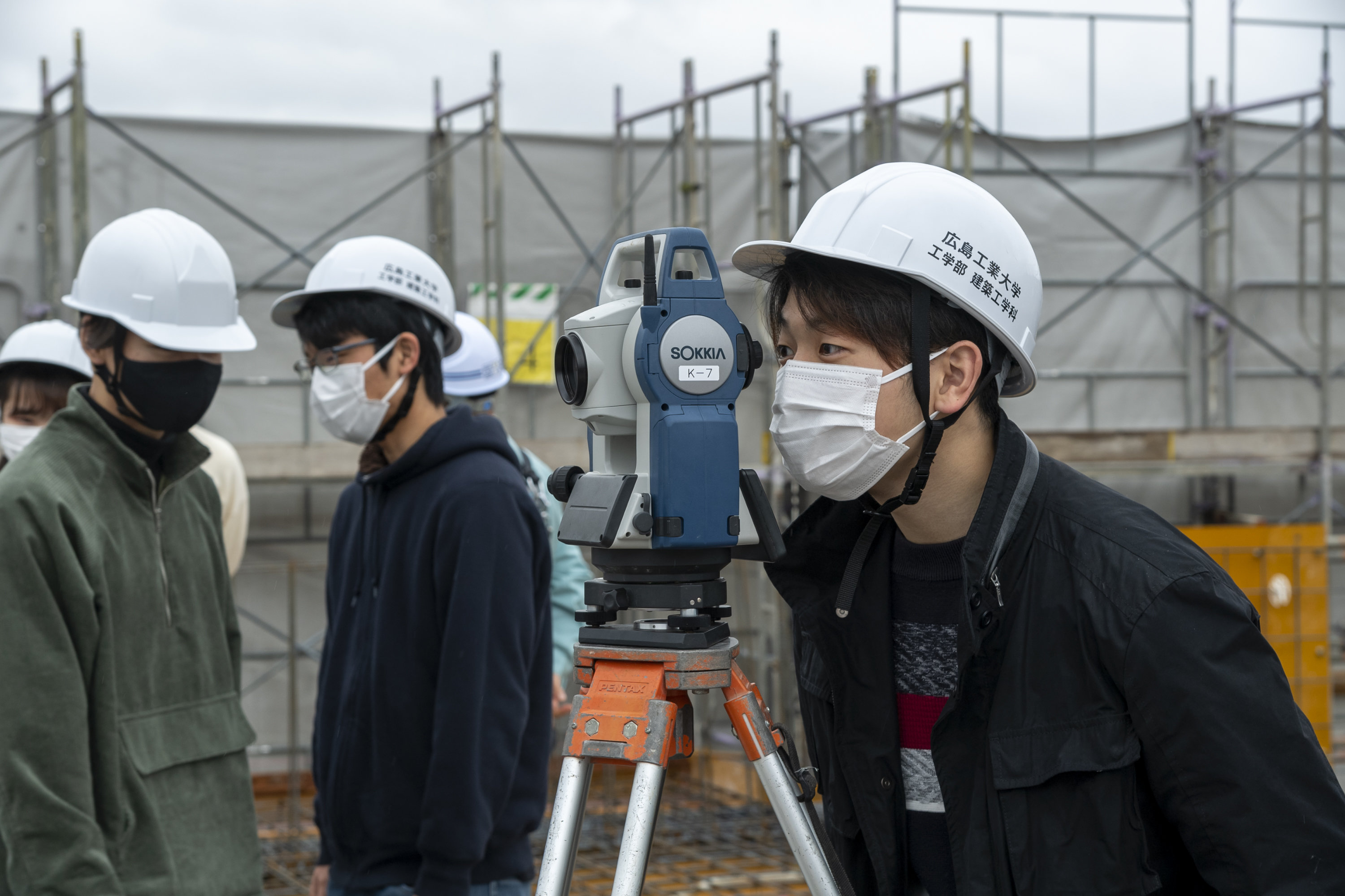 レーザーを使って距離を測る光波測距儀も体験。床に段差がある構造で距離を測るのに役立つ、と説明を受けました。