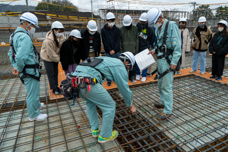 配置する間隔や鉄筋の太さなど、設計図通り正確に組まれていることを確認。