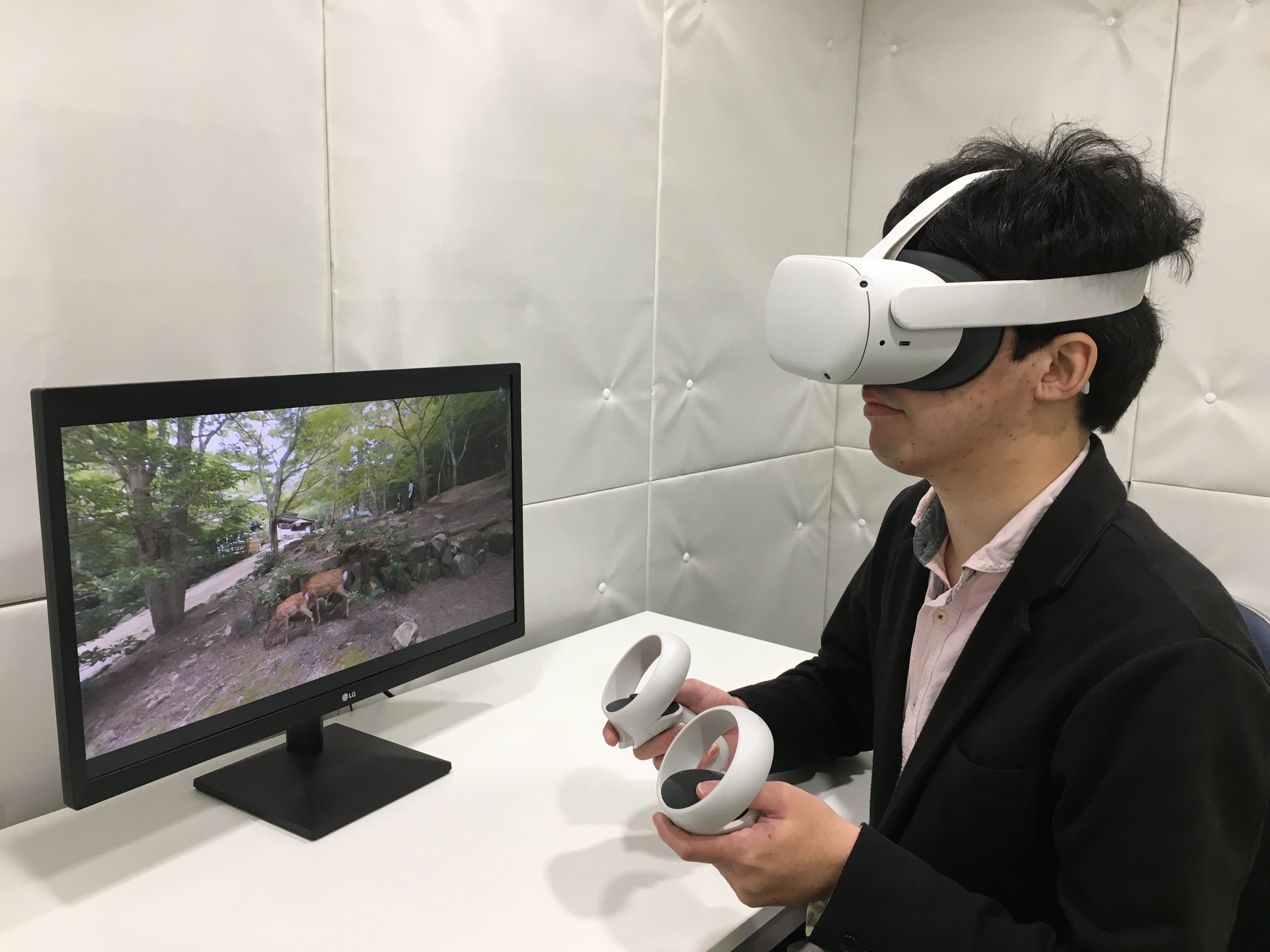 VR映像を視聴した時のQoEを防音室内で評価している実験風景