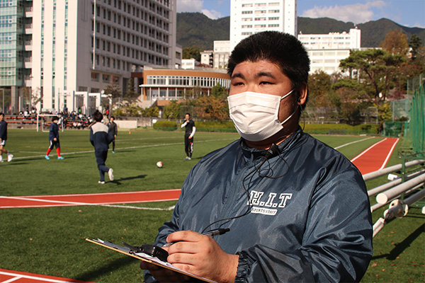 3会場を行き来し、全体の進行を管理する山田さん