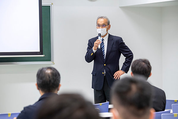 学科長の清水斉教授が「建築が社会でどんな役割を果たしているか、得た気づきをみんなに教えて欲しい」と挨拶。