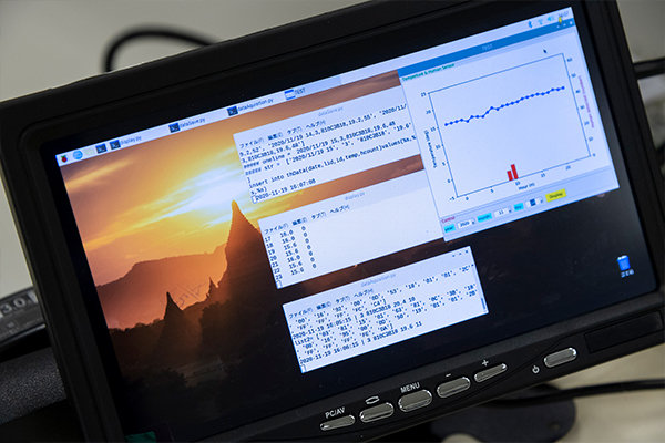 Raspberry Piという小型コンピュータでデータ収集し，結果をグラフ表示するようプログラムします。