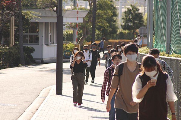 登校する学生たち