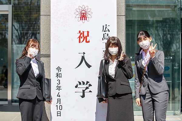 食品生命科学科に入学した、永井さん（左）、石田さん（中）、中谷さん（右）。「将来、食品関係の仕事に就くための知識を身に付けたい」（石田さん）