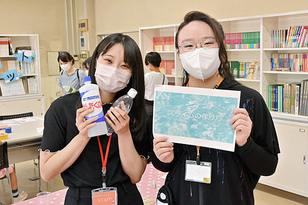 子どもたちとの触れ合いを楽しんだ「出張理科実験教室」の山根さん（広島県立廿日市高等学校出身／広島県）と林さん（広島なぎさ中学校・高等学校出身／広島県）