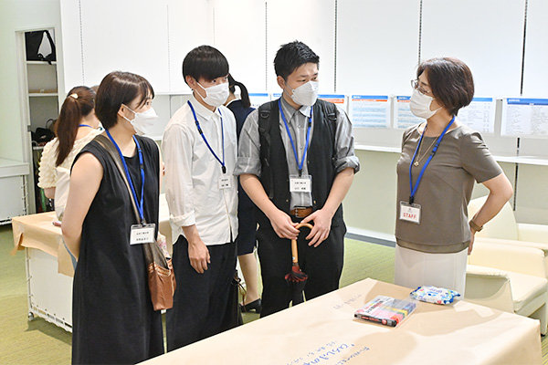 会議のメンバーから今日の目的について説明を受ける