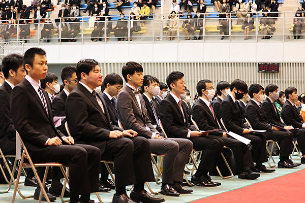 晴れやかな面持ちで式に参列する学生たち