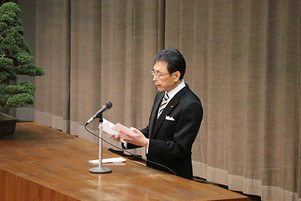 「学ぶこと、対話すること、挑戦することを続け、豊かな人生を送ってほしい」と長坂学長