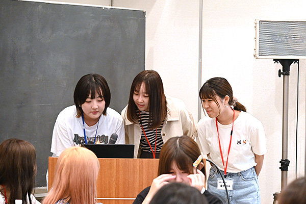 学生は6つの班に分かれて課題に取り組む