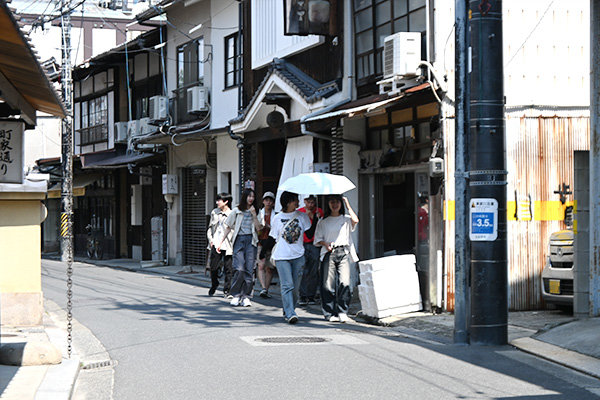 再び現地調査に出かけるチームも