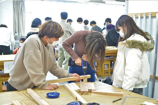 工具の使い方にも慣れ、テキパキと作業を進める