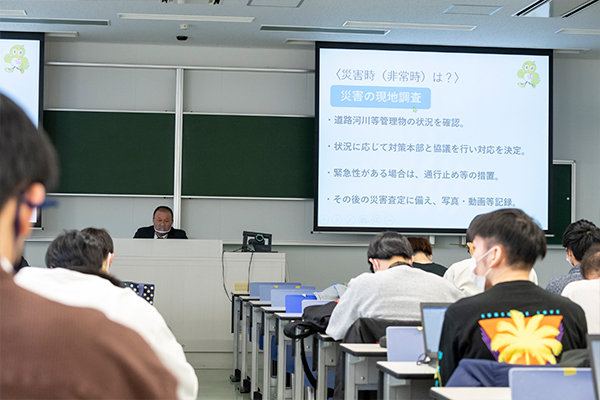 災害の際、発生時の緊急対応や発生後の復旧作業など、建設技術者は多くの業務を担当します。