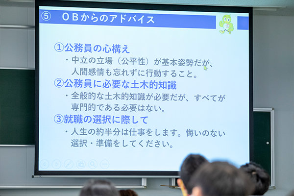 「公務員は様々な業務に関わるので、限られた専門性より全般的な知識が必要」と金子氏。