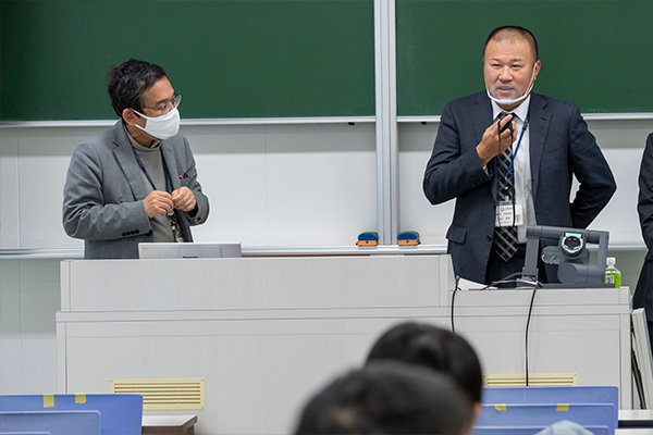 講演後は、学生の質問に時間が許す限りお答えいただきました。