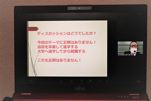 進路選択に正解はないと説明する大学職員